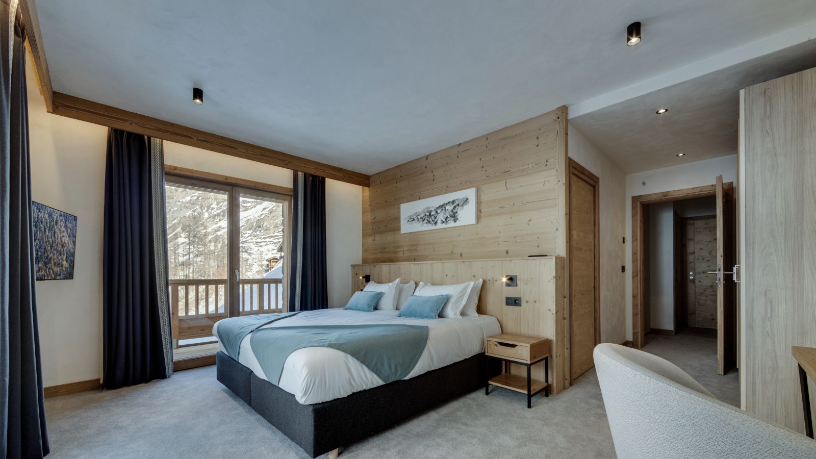 Luxury-Ski-Chalet-Val-D-Isere-Bellevarde-No8-Oxford-Ski-Bedroom.jpg