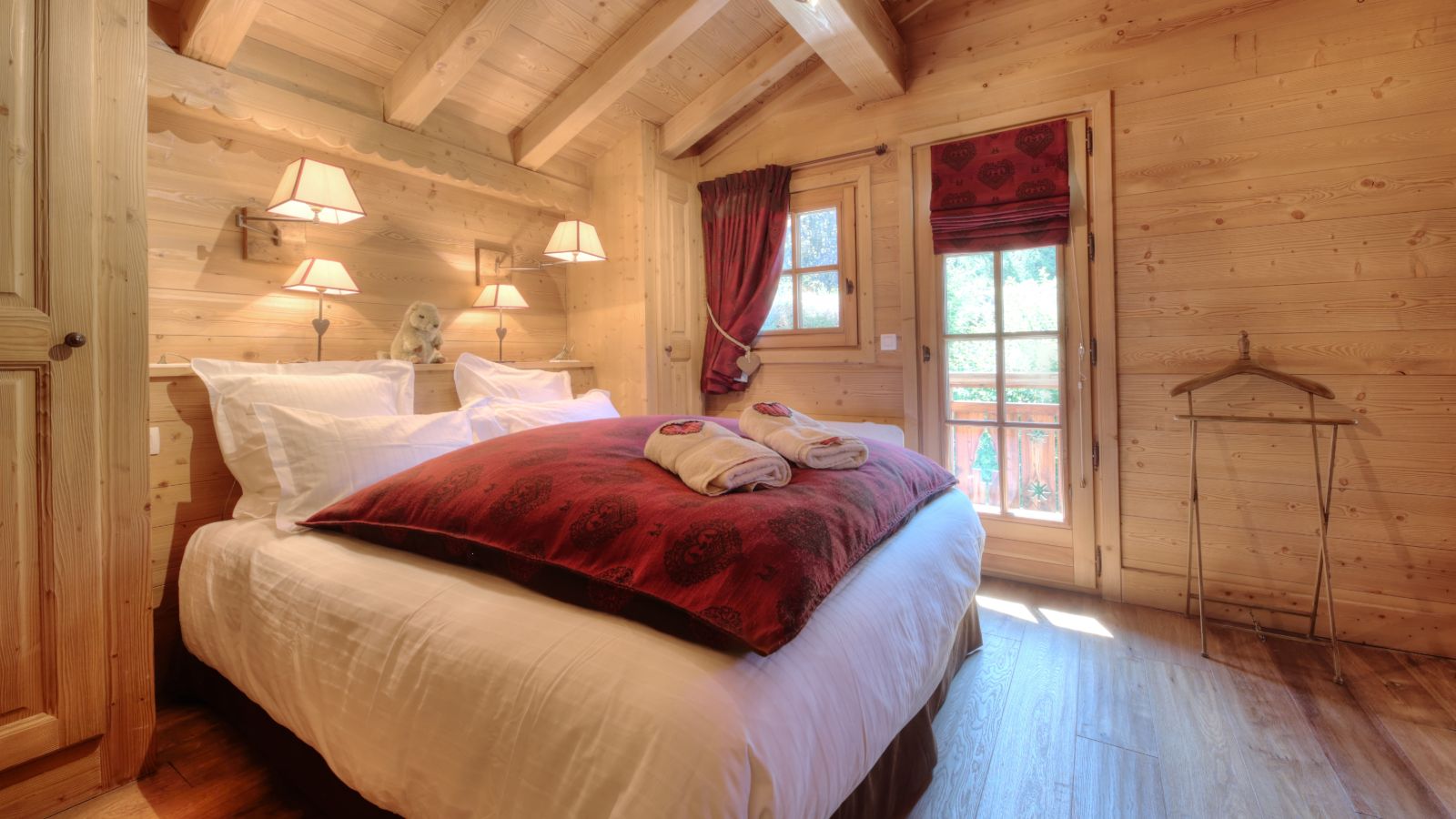 Luxury-Ski-Chalet-Chamonix-Chalet-Nidaya-Oxford-Ski-bedroom (4).jpg