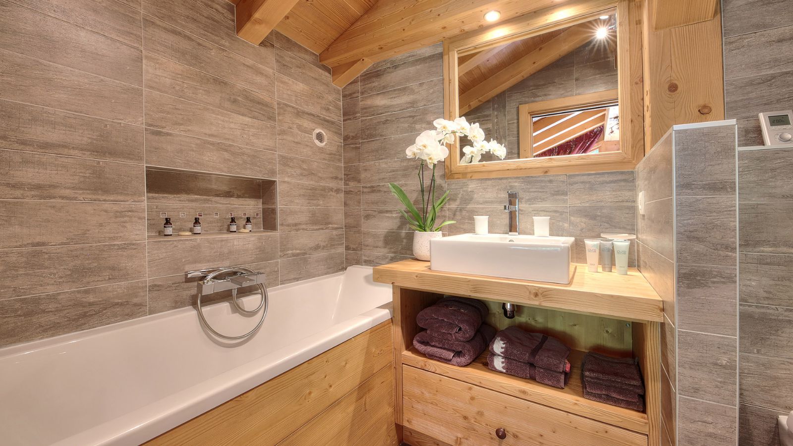 Luxury-Ski-Chalet-Chamonix-Chalet-Nidaya-Oxford-Ski-Bathroom.jpg