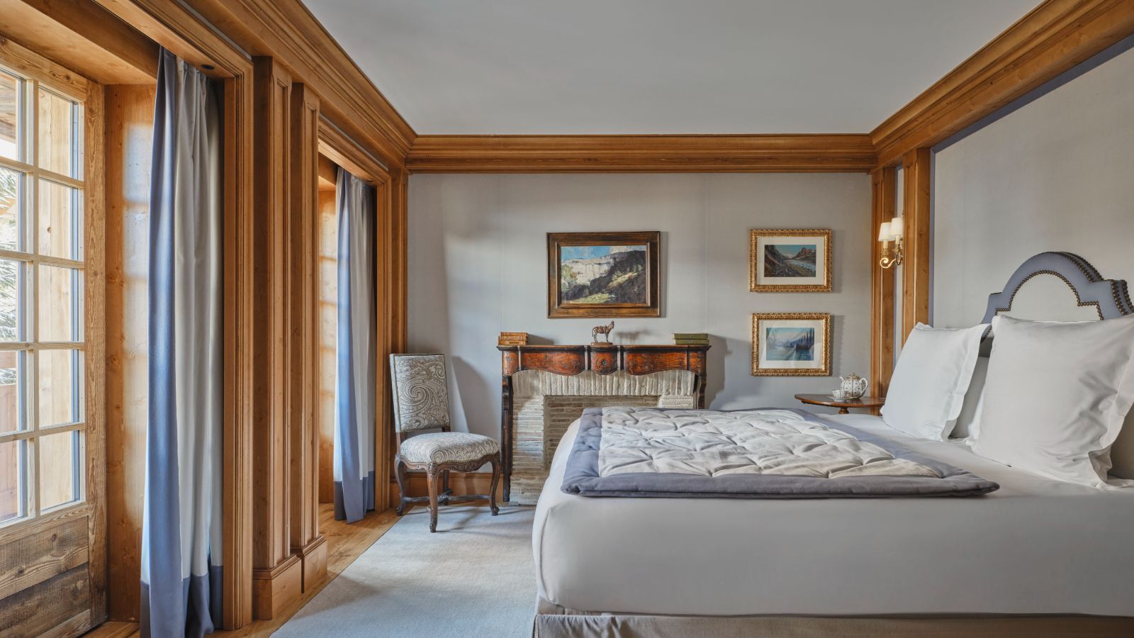 Luxury-ski-chalet-Courchevel-1850-Chalet-des-Airelles-Chalet-1992-Oxford-ski-Bedroom (2).jpg