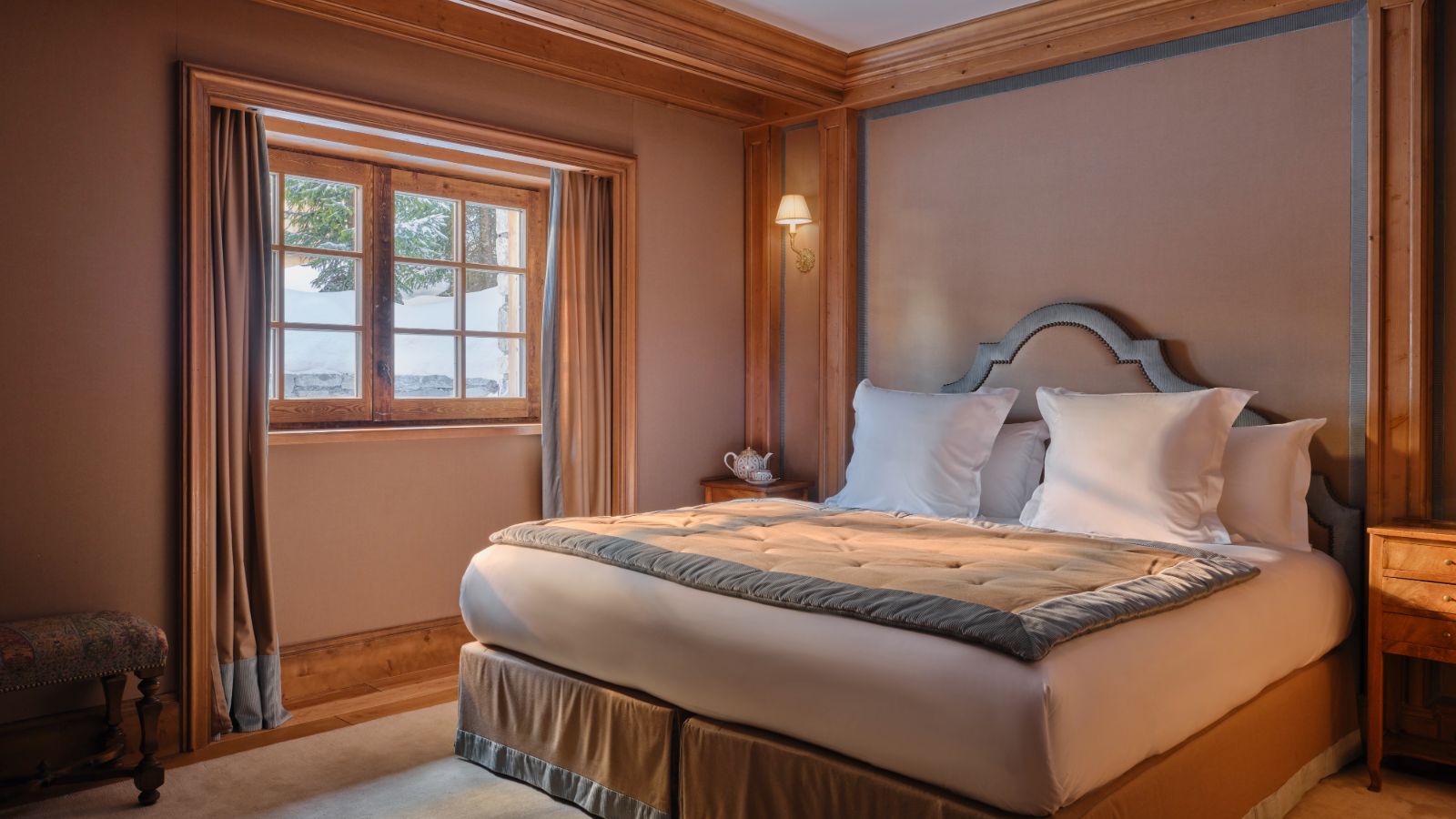 Luxury-ski-chalet-Courchevel-1850-Chalet-des-Airelles-Chalet-1992-Oxford-ski-Bedroom (4).jpg