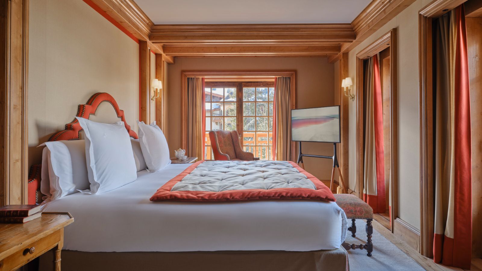 Luxury-ski-chalet-Courchevel-1850-Chalet-des-Airelles-Chalet-1992-Oxford-ski-Bedroom (5).jpg