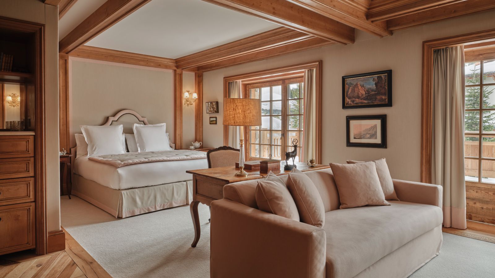 Luxury-ski-chalet-Courchevel-1850-Chalet-des-Airelles-Chalet-1992-Oxford-ski-Bedroom (6).jpg