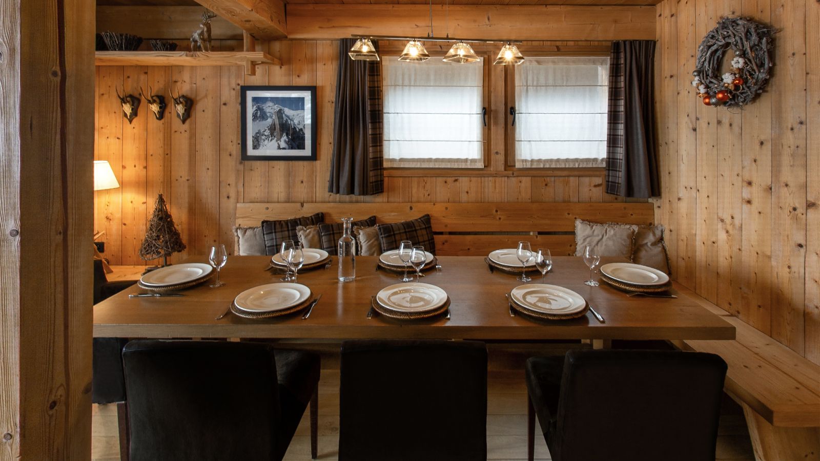Luxury-Ski-Chalet-Les-Granges-d'en-Haut-Chamonix-Oxford-Ski-Dining.jpg