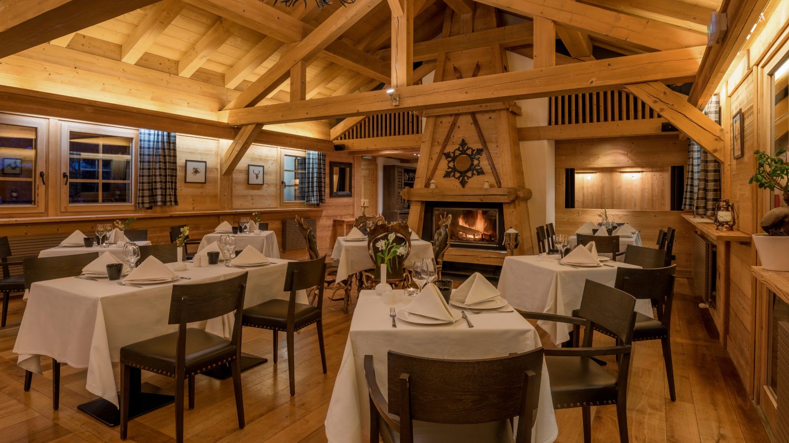 Luxury-Ski-Chalet-Les-Granges-d'en-Haut-Chamonix-Oxford-Ski-Restaurant.jpg