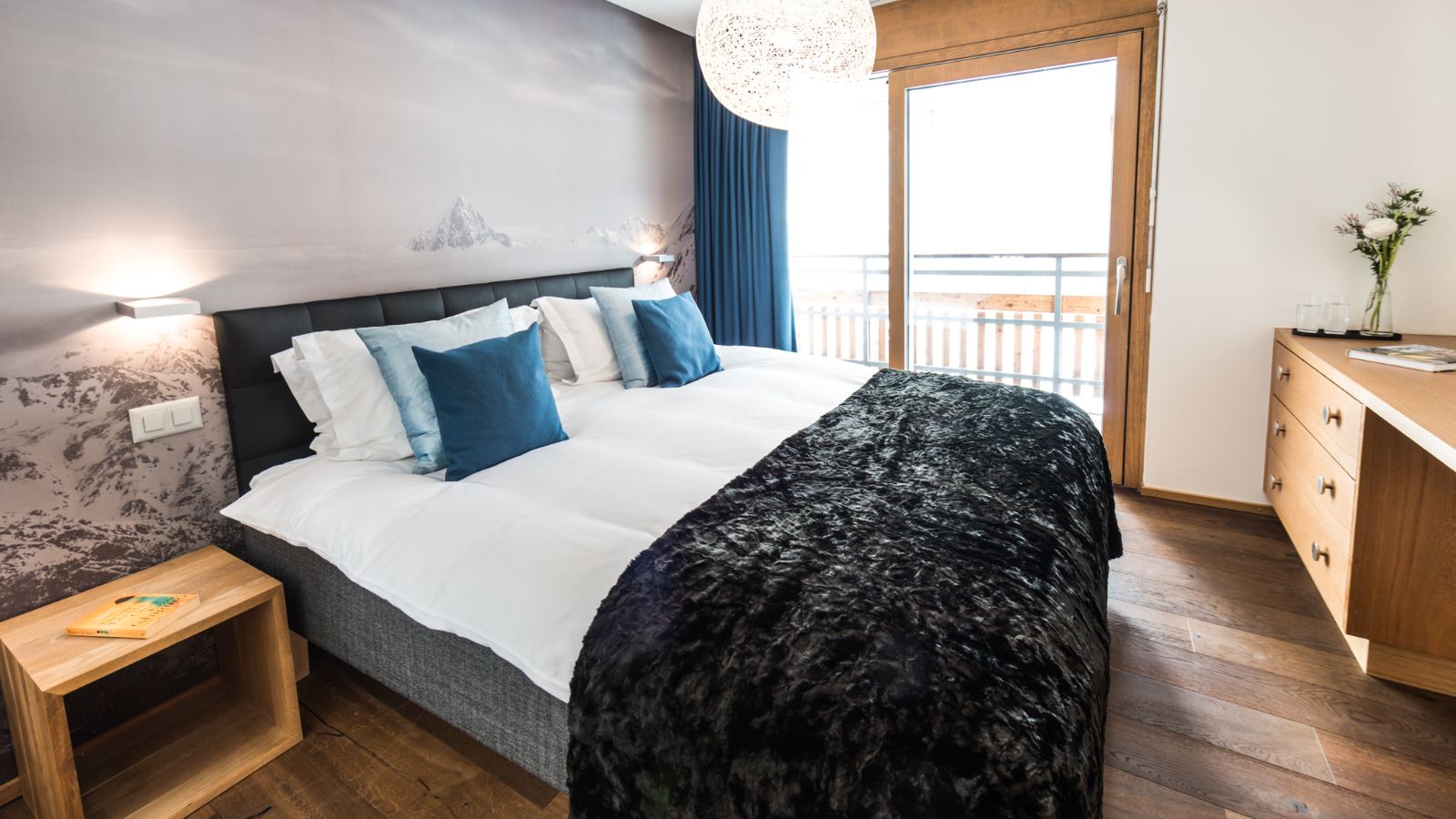 Luxury-Ski-Chalet-Zermatt-Chalet-Matten-Oxford-Ski-Bedroom (3).jpg
