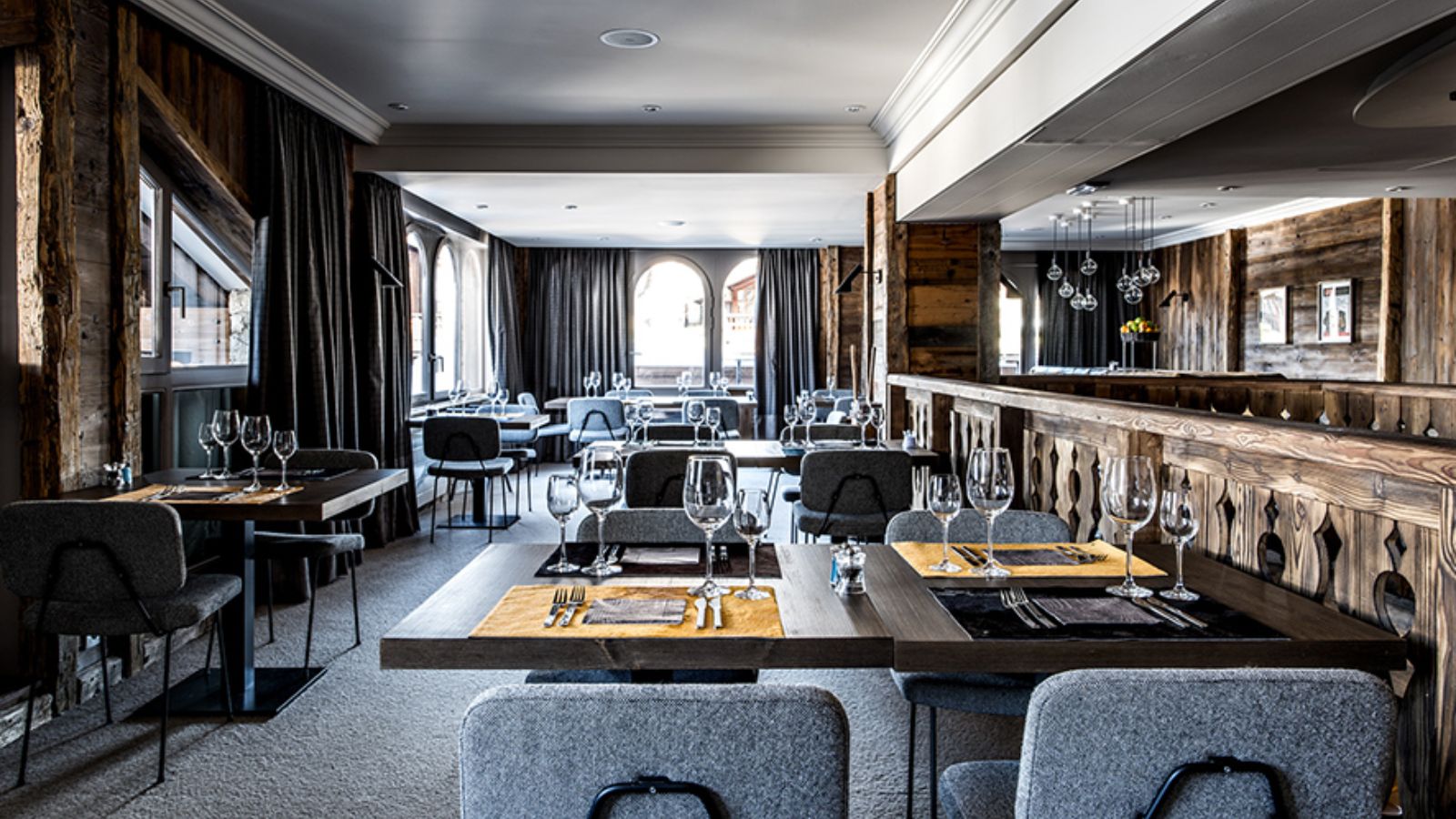 Luxury-Ski-Hotel-Courchevel-1850-Hotel-des-Trois-Vallees-Restaurant2.jpg