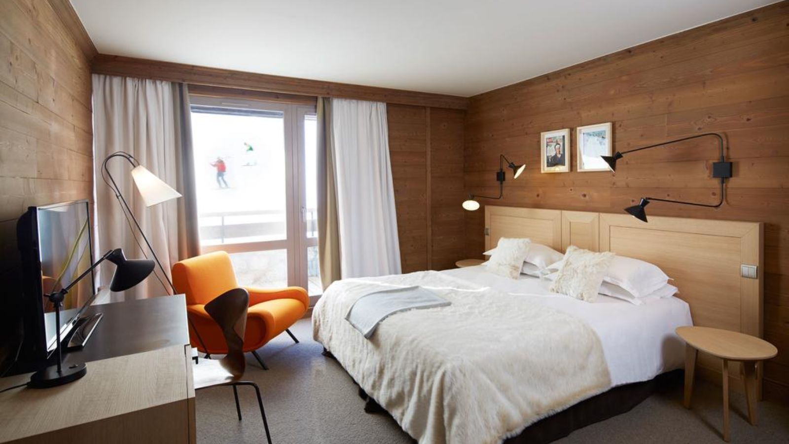 Luxury-Ski-Hotel-Courchevel-1850-Hotel-des-Trois-Vallees-Bedroom (10).jpg