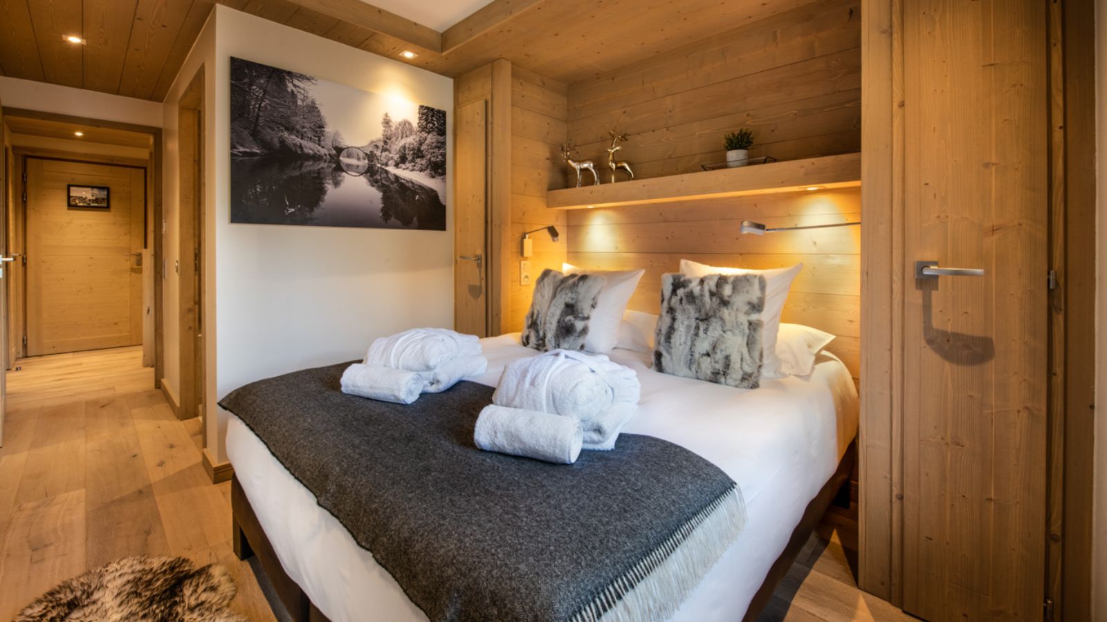 Luxury-ski-Apartment-Courchevel-1650-Mammoth_lodge-Oxford-Ski-Bedroom (9).jpg