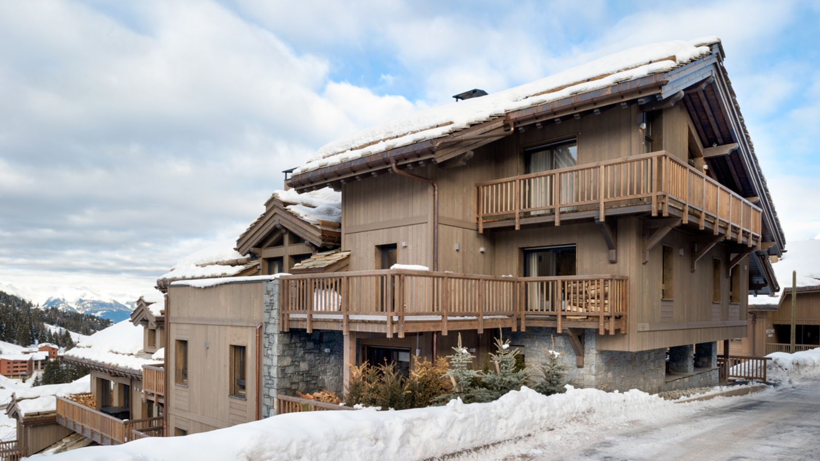 Luxury-ski-Apartment-Courchevel-1650-Mammoth_lodge-Oxford-Ski-Exterior.jpg