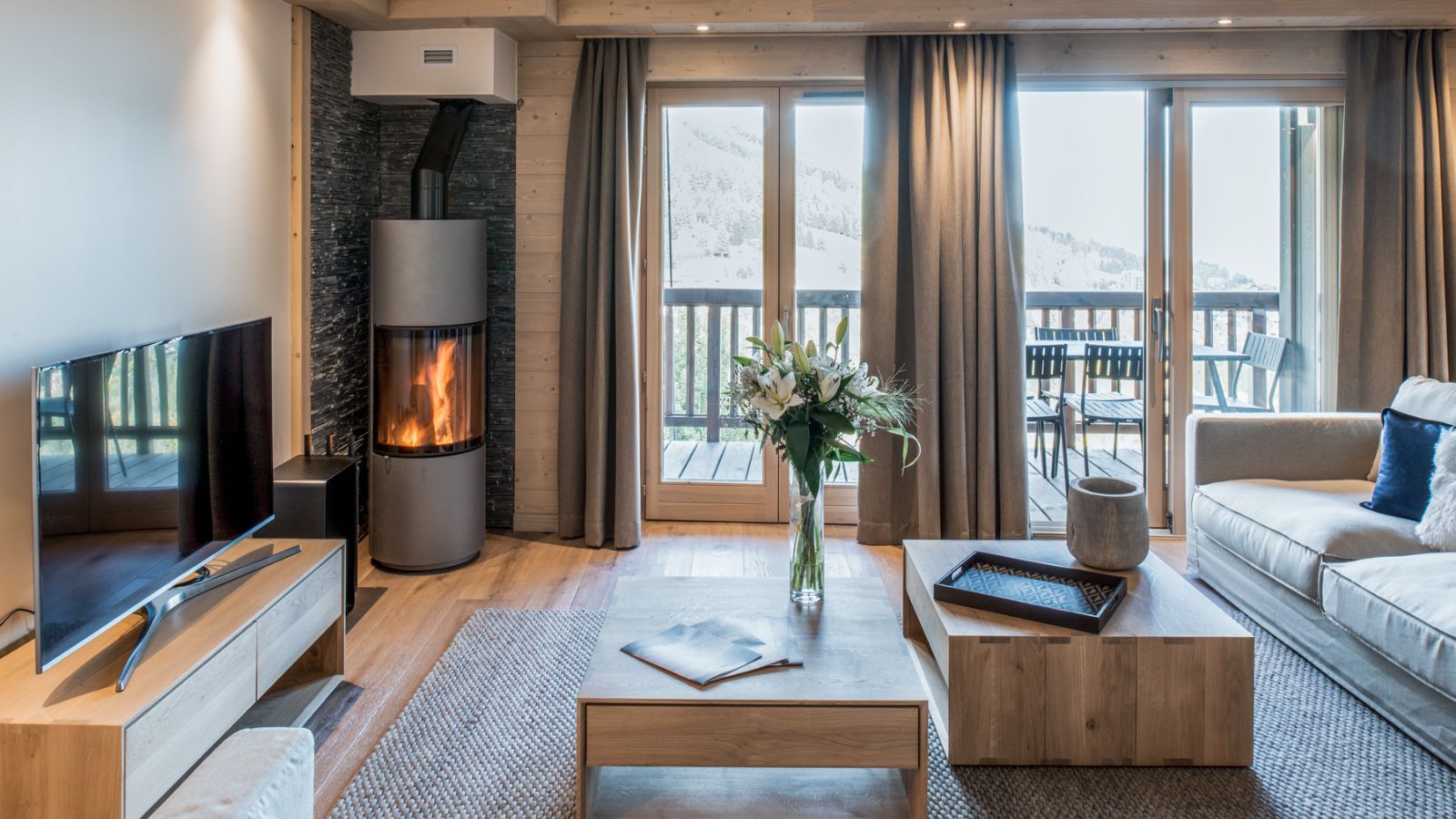 Luxury-ski-Apartment-Courchevel-1650-Mammoth_lodge-Oxford-Ski-Fireplace.jpg