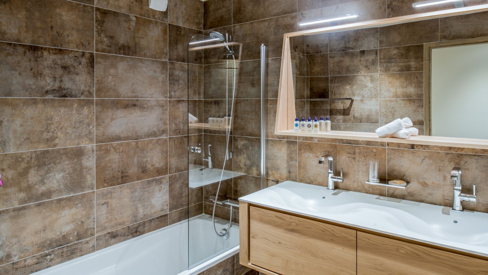 Luxury-ski-Apartment-Courchevel-1650-Mammoth_lodge-Oxford-Ski-Bathroom.jpg
