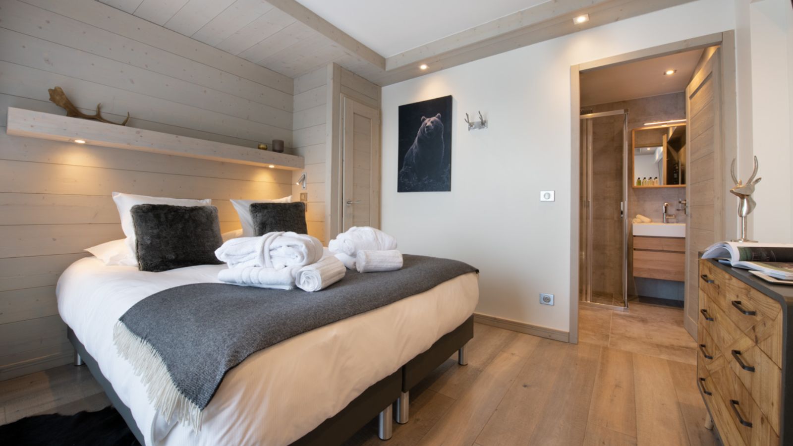 Luxury-ski-chalet-courchevel-1650-Le-C-Oxford-Ski-Bedroom (13).jpg