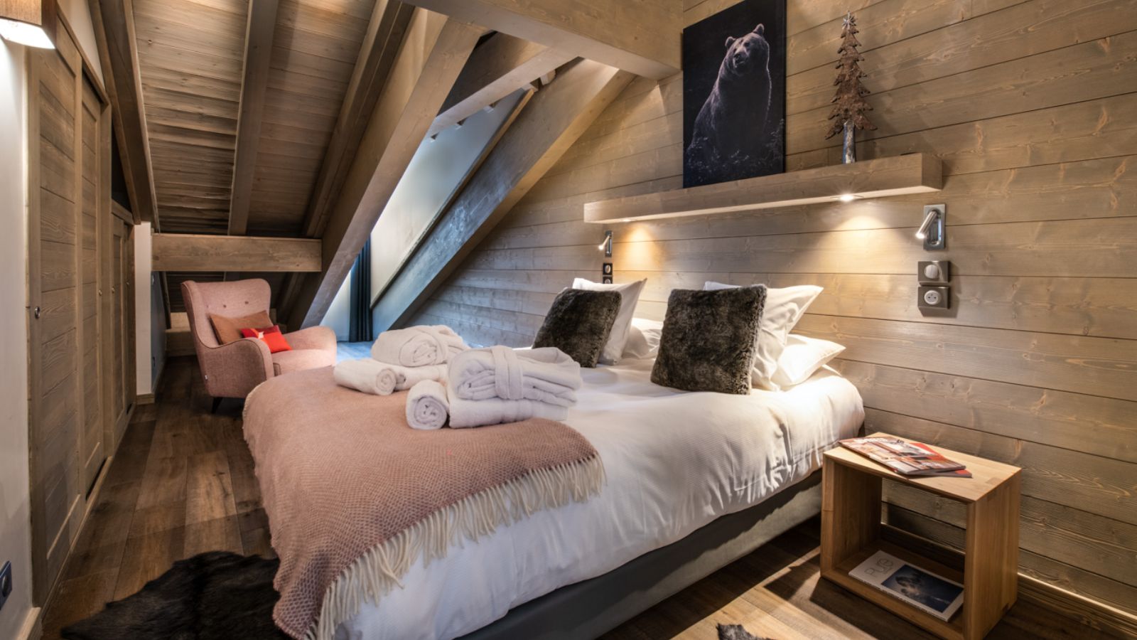 Luxury-ski-chalet-courchevel-1650-Le-C-Oxford-Ski-Bedroom (20).jpg