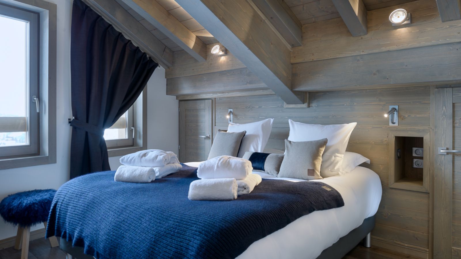 Luxury-ski-chalet-courchevel-1650-Le-C-Oxford-Ski-Bedroom (3).JPG