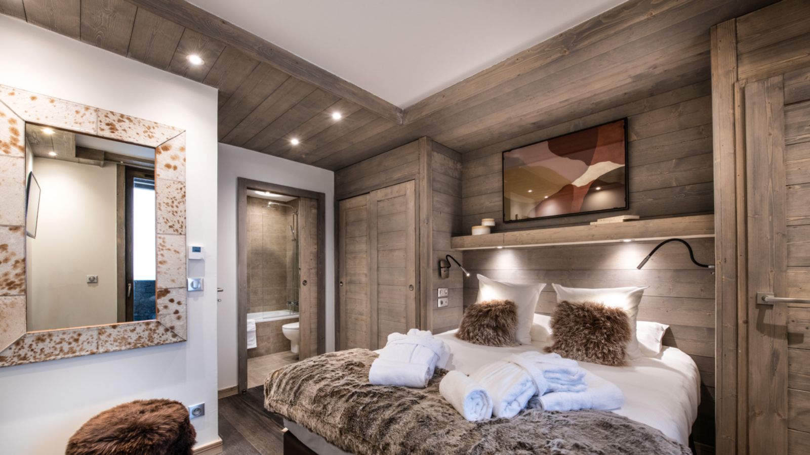 Luxury-ski-chalet-La-Tania-Yellowstone-Lodge-Oxford-Ski-Bedroom (2).jpg