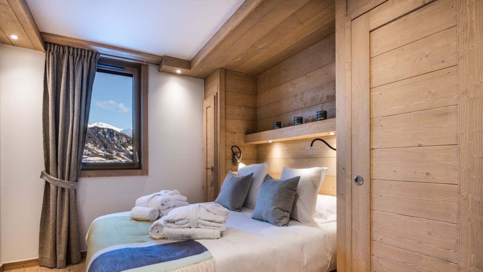 Luxury-ski-chalet-La-Tania-Yellowstone-Lodge-Oxford-Ski-Bedroom (5).jpg