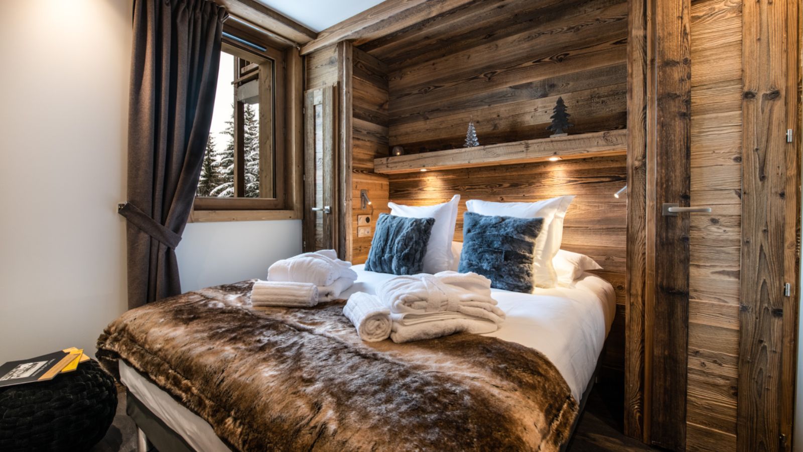 Luxury-ski-chalet-La-Tania-Yellowstone-Lodge-Oxford-Ski-Bedroom (9).jpg