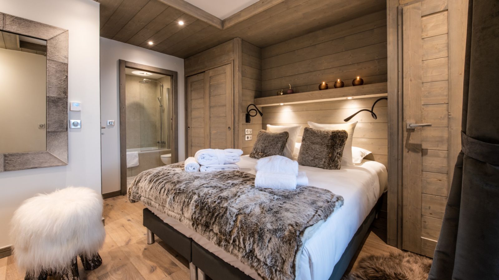 Luxury-ski-chalet-La-Tania-Yellowstone-Lodge-Oxford-Ski-Bedroom (13).jpg