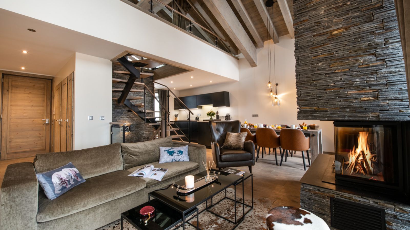 Luxury-ski-chalet-La-Tania-Yellowstone-Lodge-Oxford-Ski-Bedroom (14).jpg