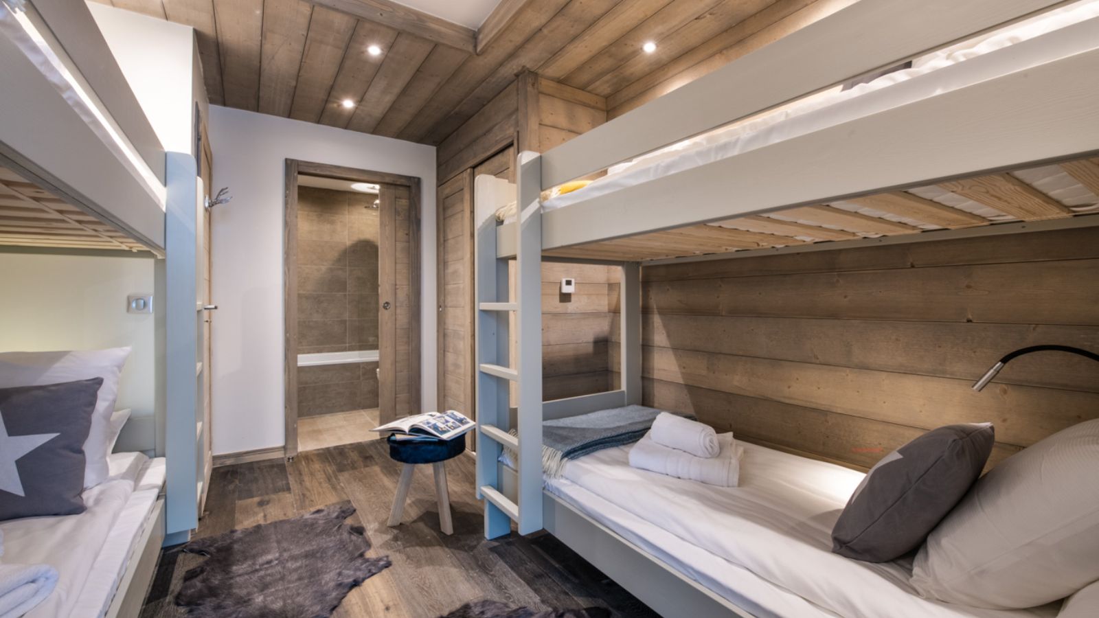 Luxury-ski-chalet-La-Tania-Yellowstone-Lodge-Oxford-Ski-Bunkroom.jpg