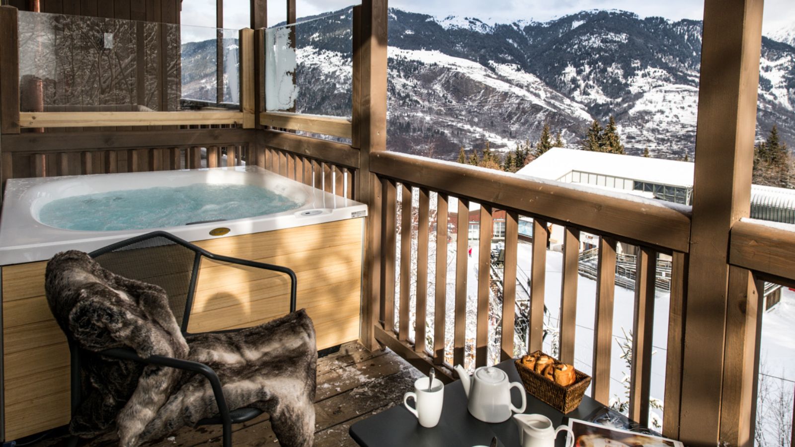 Luxury-ski-chalet-La-Tania-Yellowstone-Lodge-Oxford-Ski-Hot-Tub.jpg
