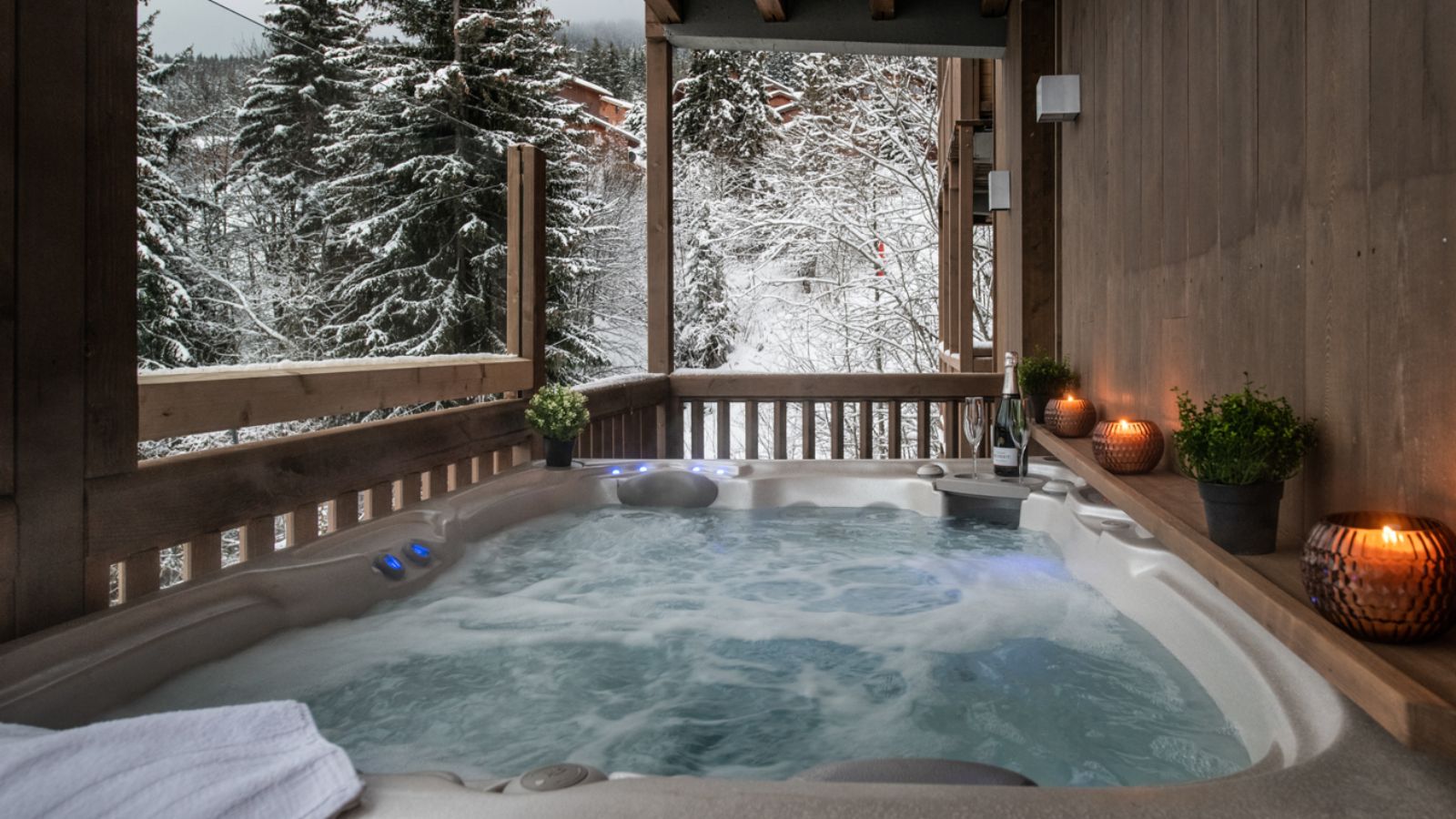 Luxury-ski-chalet-La-Tania-Yellowstone-Lodge-Oxford-Ski-Hot-Tub2.jpg