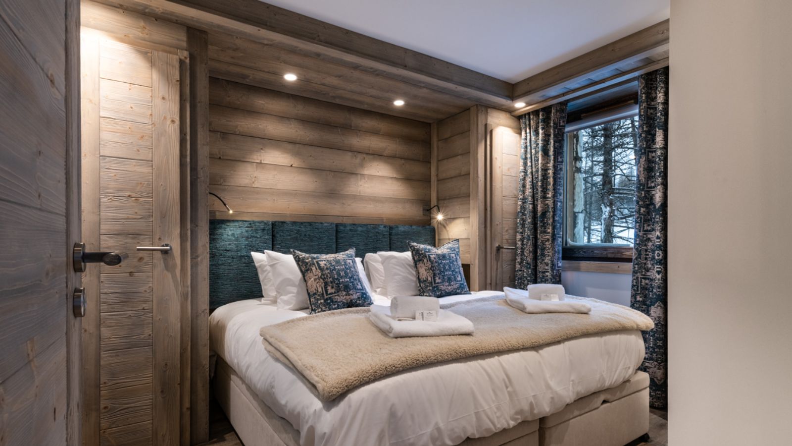 Luxury-ski-Chalet-Val-dIsere-Vail-Lodge-Oxford-Ski-Bedroom (7).jpg