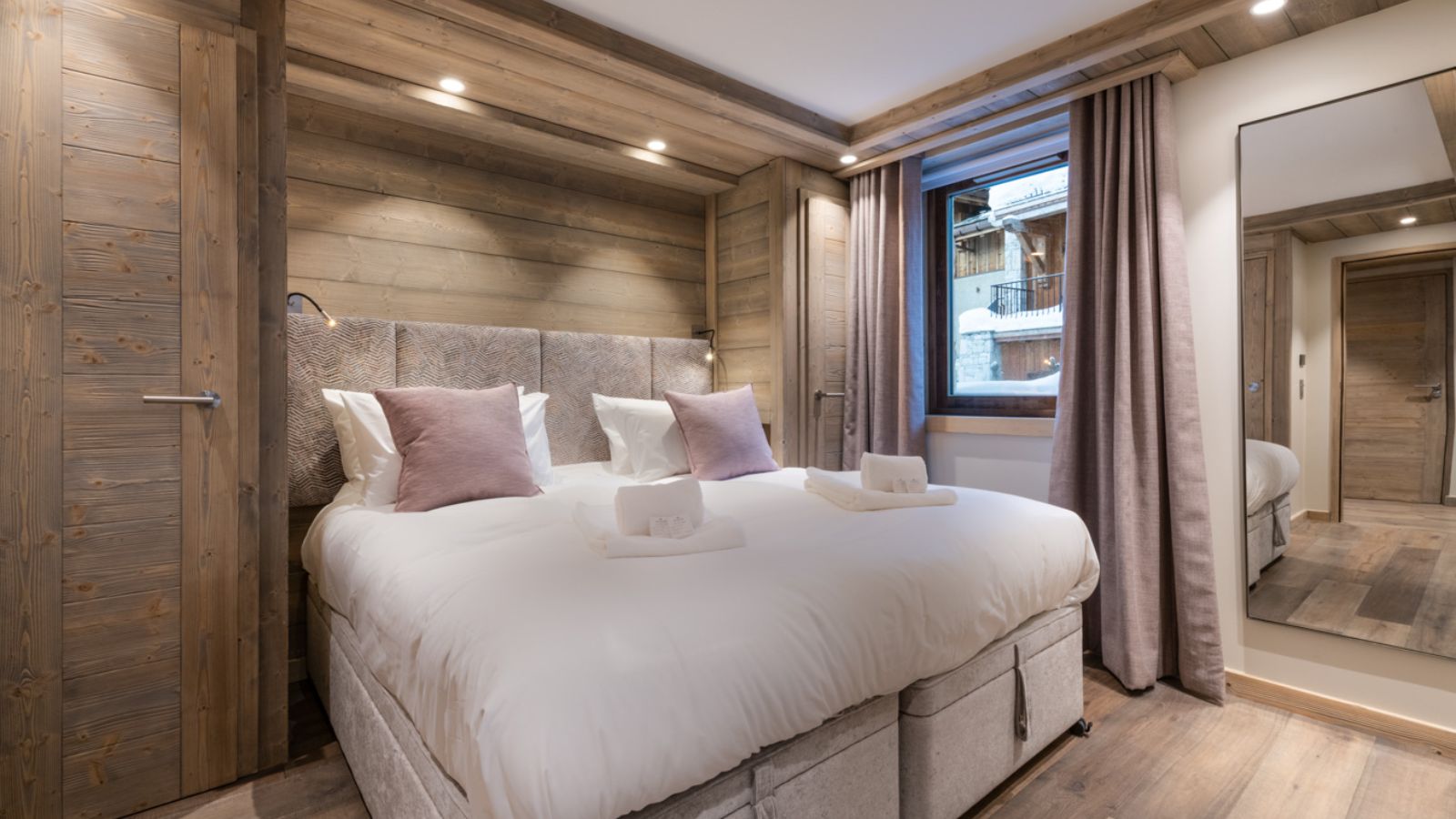 Luxury-ski-Chalet-Val-dIsere-Vail-Lodge-Oxford-Ski-Bedroom (8).jpg