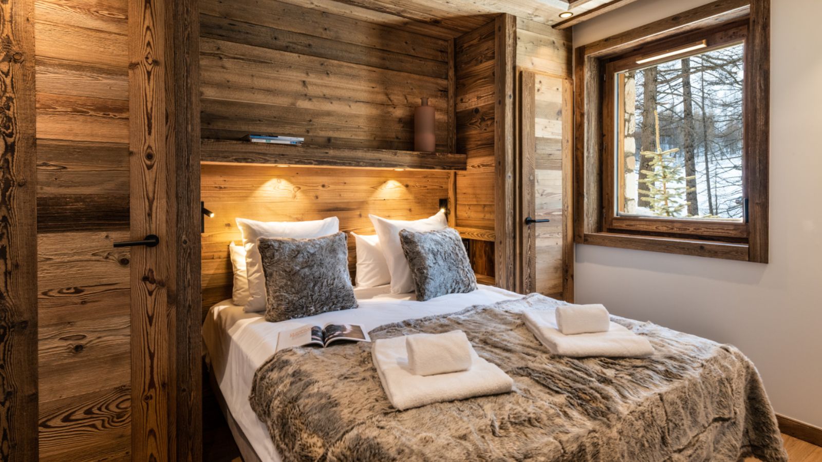 Luxury-ski-Chalet-Val-dIsere-Vail-Lodge-Oxford-Ski-Bedroom (21).jpg