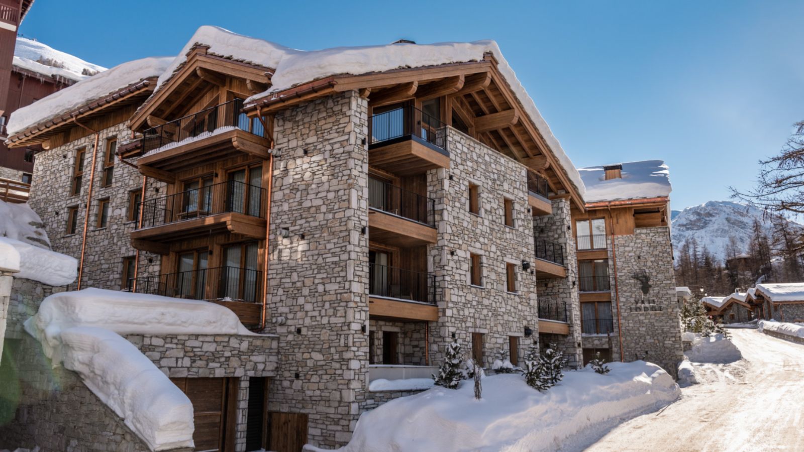 Luxury-ski-Chalet-Val-dIsere-Vail-Lodge-Oxford-Ski-Exterior.jpg