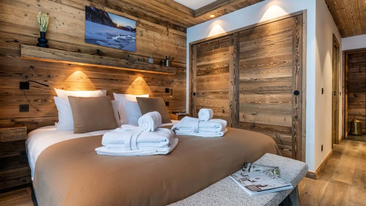 Luxury-ski-Chalet-Val-dIsere-Alaska-Lodge-Oxford-Ski-Bedroom (16).jpg