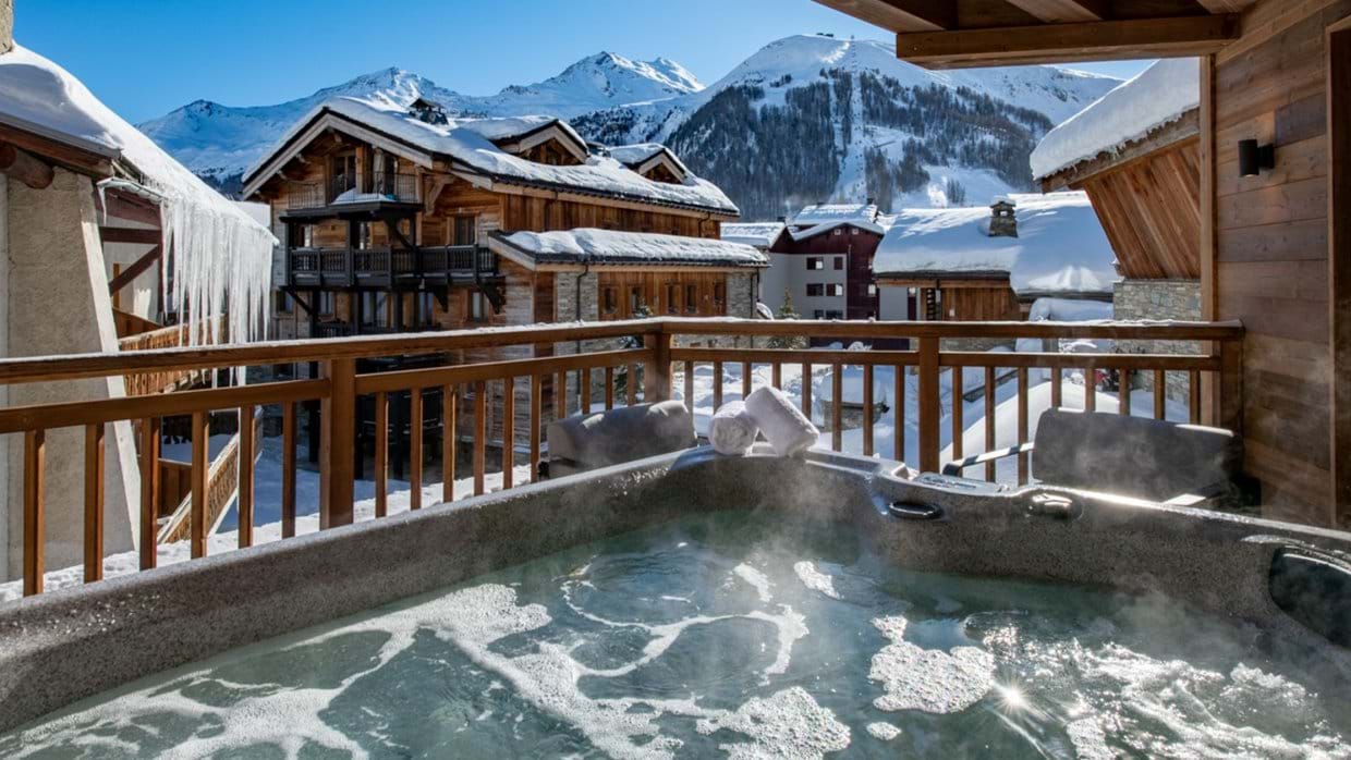 Luxury-ski-Chalet-Val-dIsere-Alaska-Lodge-Oxford-Ski-Hot-Tub.jpg