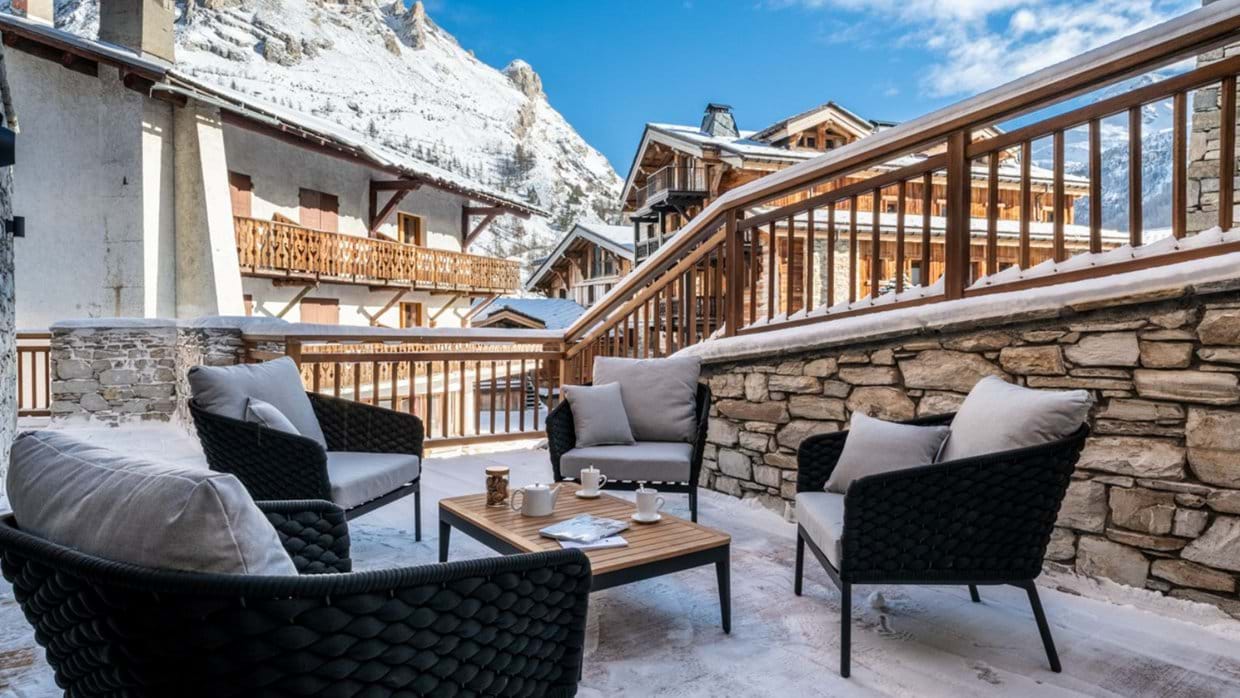 Luxury-ski-Chalet-Val-dIsere-Alaska-Lodge-Oxford-Ski-terrace.jpg