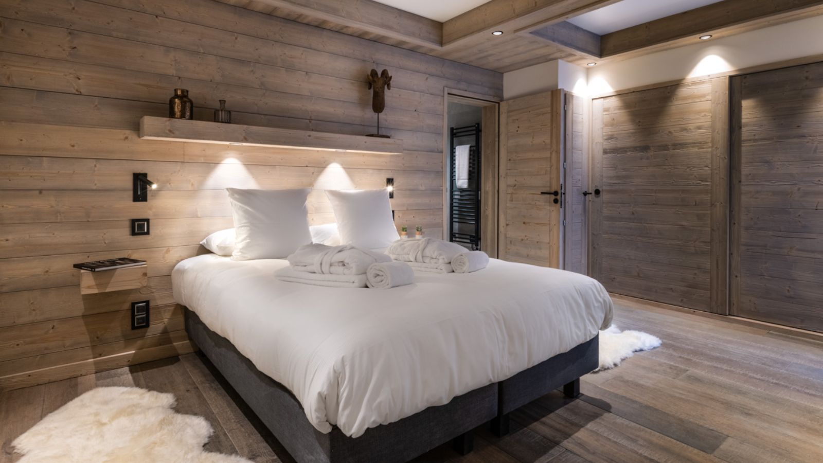 Luxury-ski-Chalet-Val-dIsere-Alaska-Lodge-Oxford-Ski-Bedroom (2).jpg