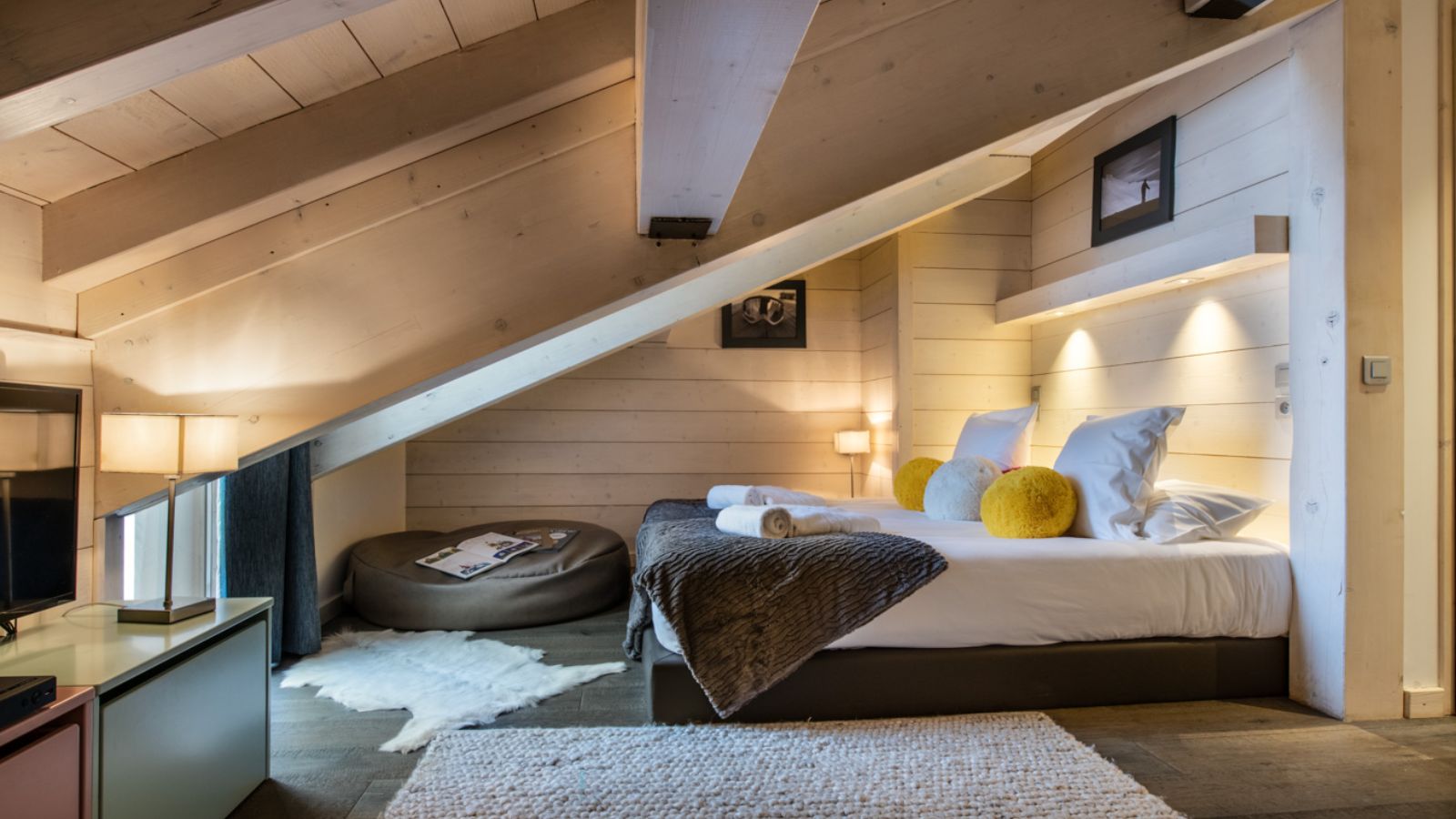 Luxury-Ski-Chalet-Courchevel-1650-Whistler-Lodge-Oxford-Ski-Bedroom (5).jpg