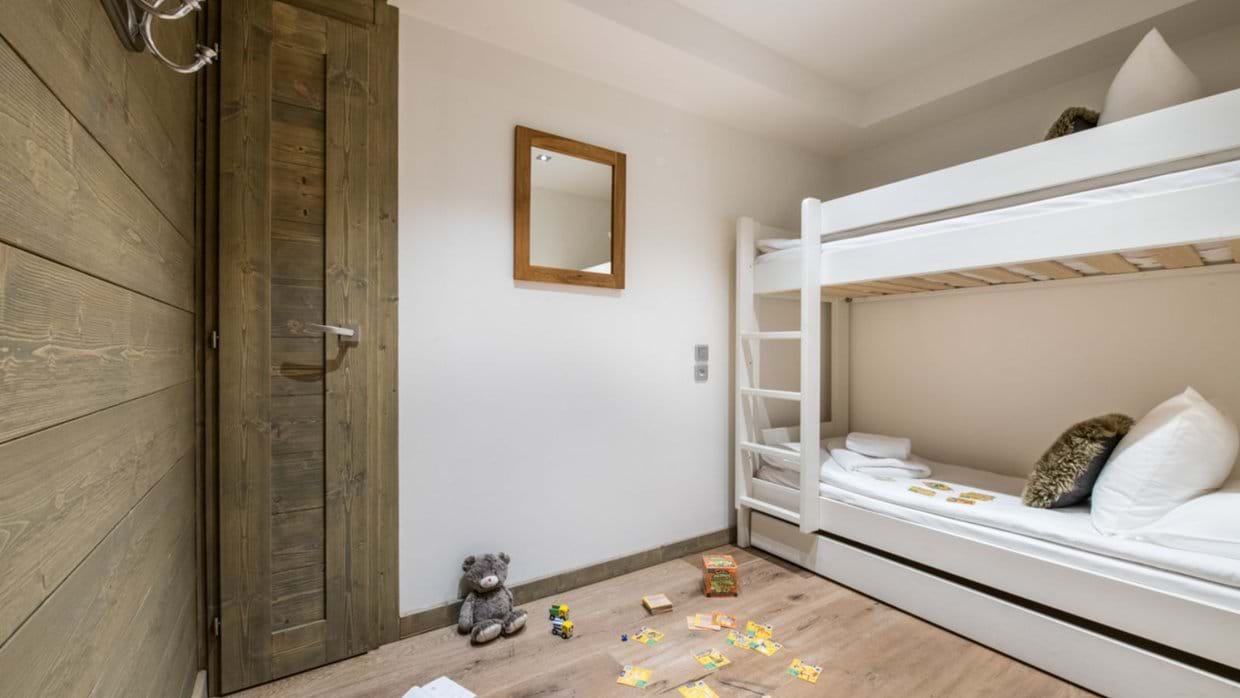 Luxury-Ski-Chalet-Courchevel-1650-Whistler-Lodge-Oxford-Ski-Bunkroom.jpg