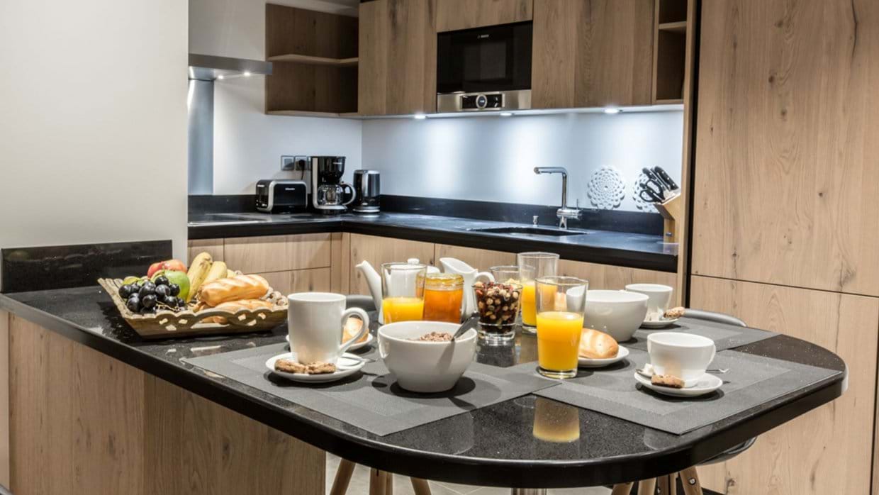 Luxury-Ski-Chalet-Courchevel-1650-Whistler-Lodge-Oxford-Ski-Kitchen.jpg