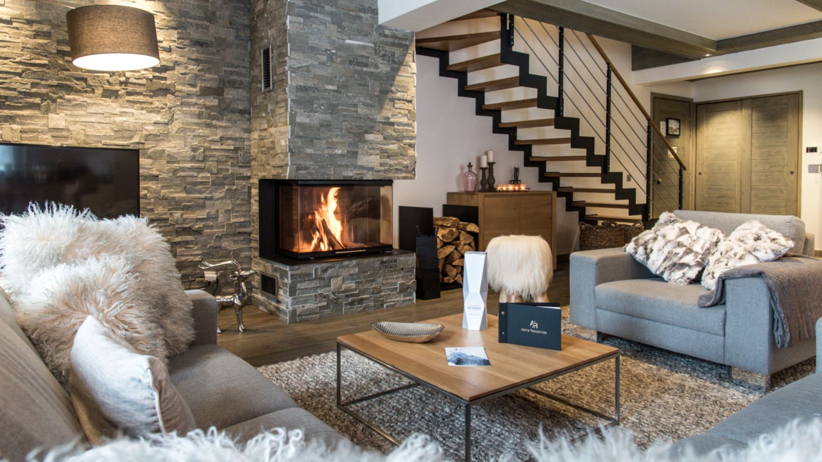 Luxury-Ski-Chalet-Courchevel-1650-Whistler-Lodge-Oxford-Ski-Lounge.jpg