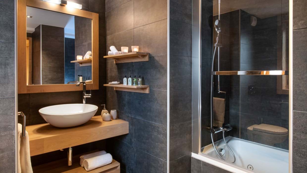 Luxury-Ski-Chalet-Courchevel-1650-Whistler-Lodge-Oxford-Ski-Bathroom.jpg