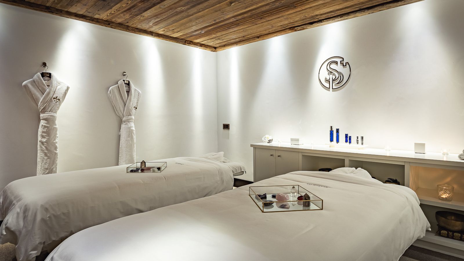 Luxury-Ski-Gstaad-Ultima-Gstaad-Oxford-Ski-Spa (1).jpg