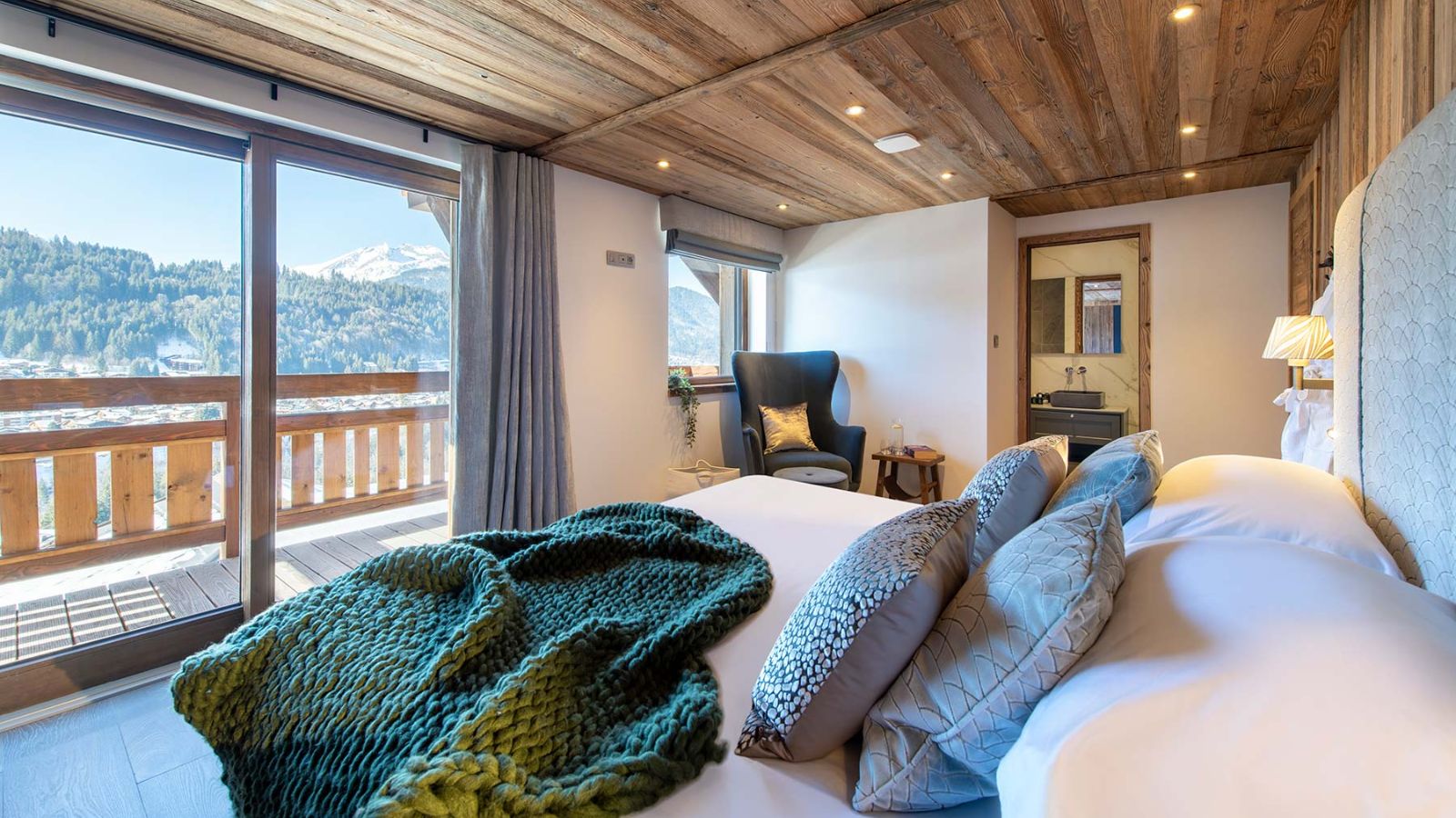 Luxury-ski-chalet-Morzine-goldilocks-oxford-ski-Bedroom (10).jpg
