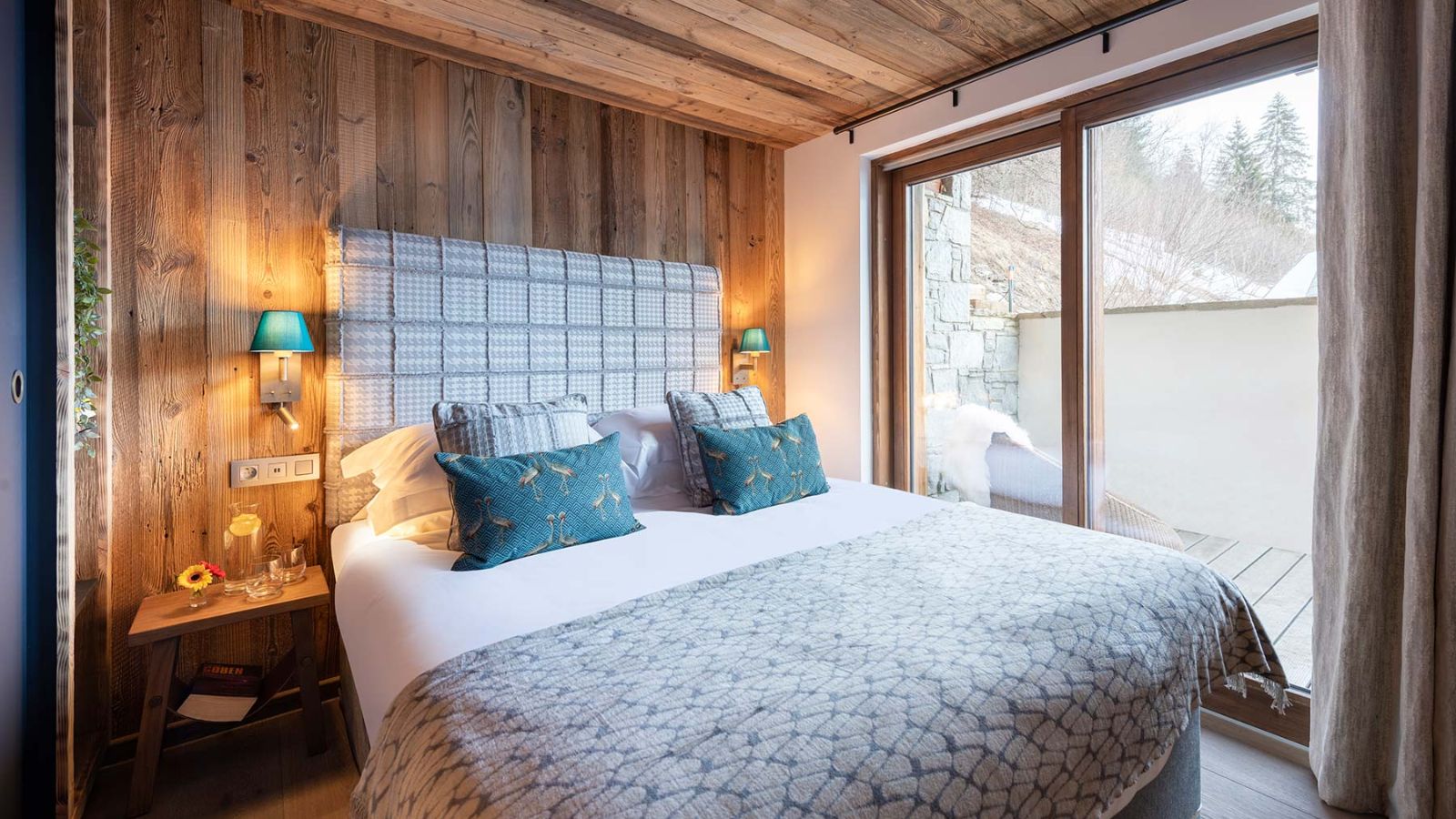 Luxury-ski-chalet-Morzine-goldilocks-oxford-ski-Bedroom (11).jpg