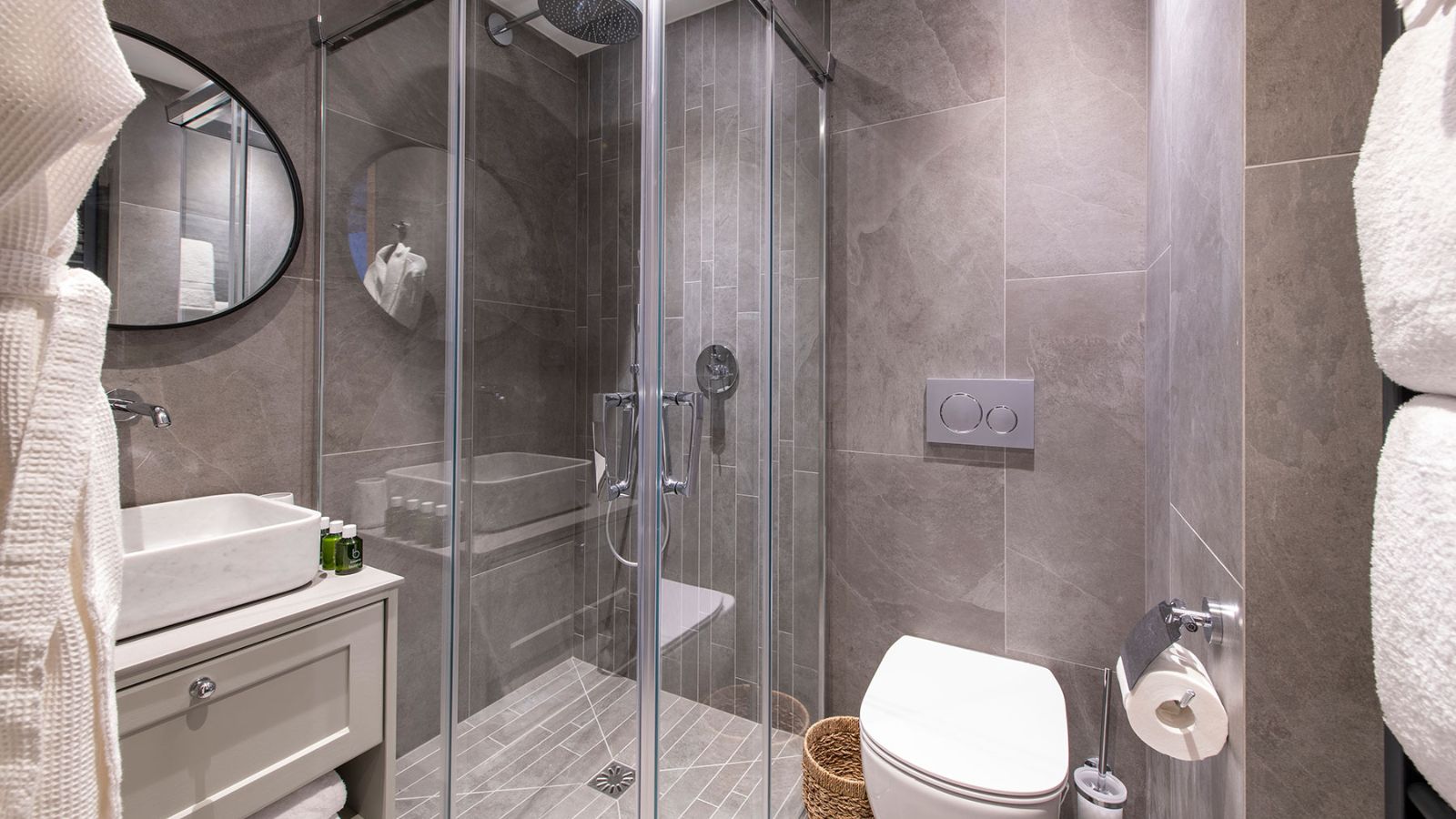 Luxury-ski-chalet-Morzine-goldilocks-oxford-ski-shower-room.jpg