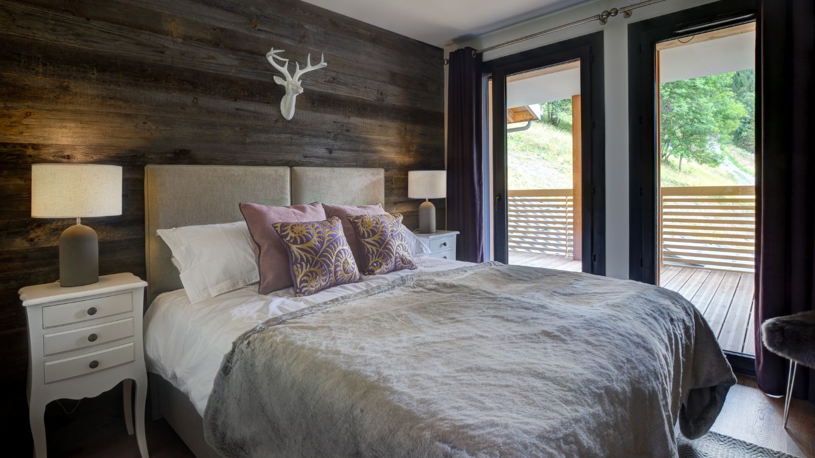 Luxury-ski-chalet-chatel-21@theview-oxford-ski-bedroom (10).jpg