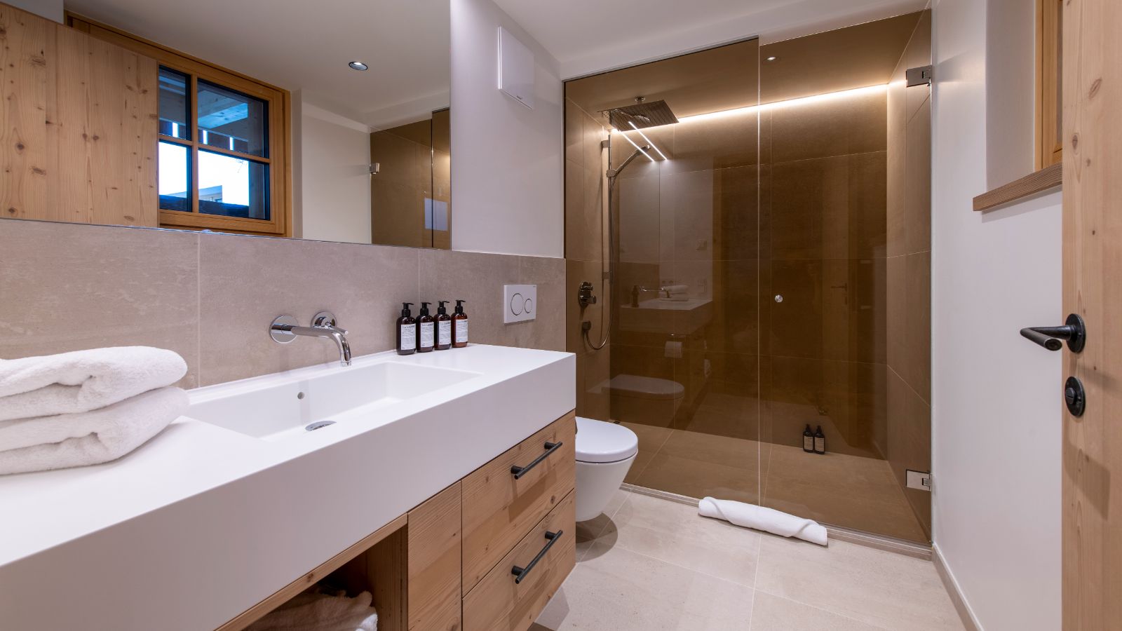 Luxury-ski-apartment-Lech-Brunnenhof5-oxford-ski-Bathroom.jpg