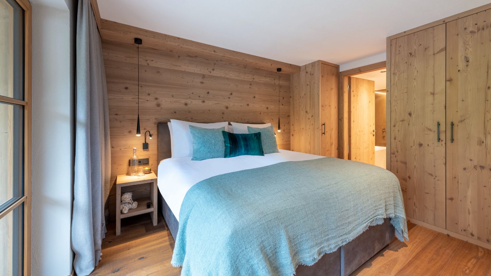 Luxury-ski-apartment-Lech-Brunnenhof5-oxford-ski-Bedroom (9).jpg