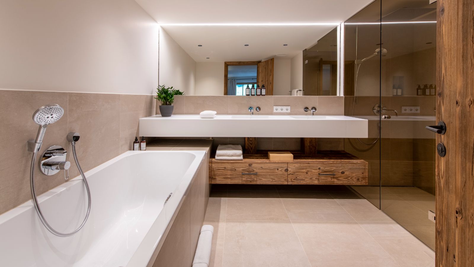 Luxury-ski-apartment-Lech-Brunnenhof6-Oxford-Ski-Bathroom.jpg