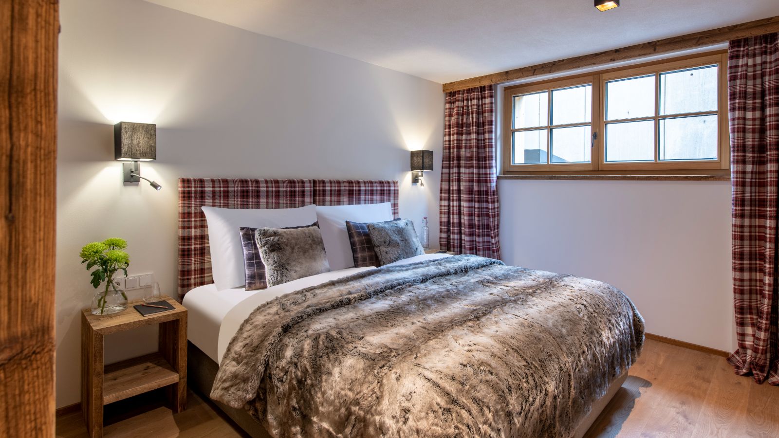 Luxury-ski-apartment-Lech-Brunnenhof6-Oxford-Ski-Bedroom (2).jpg