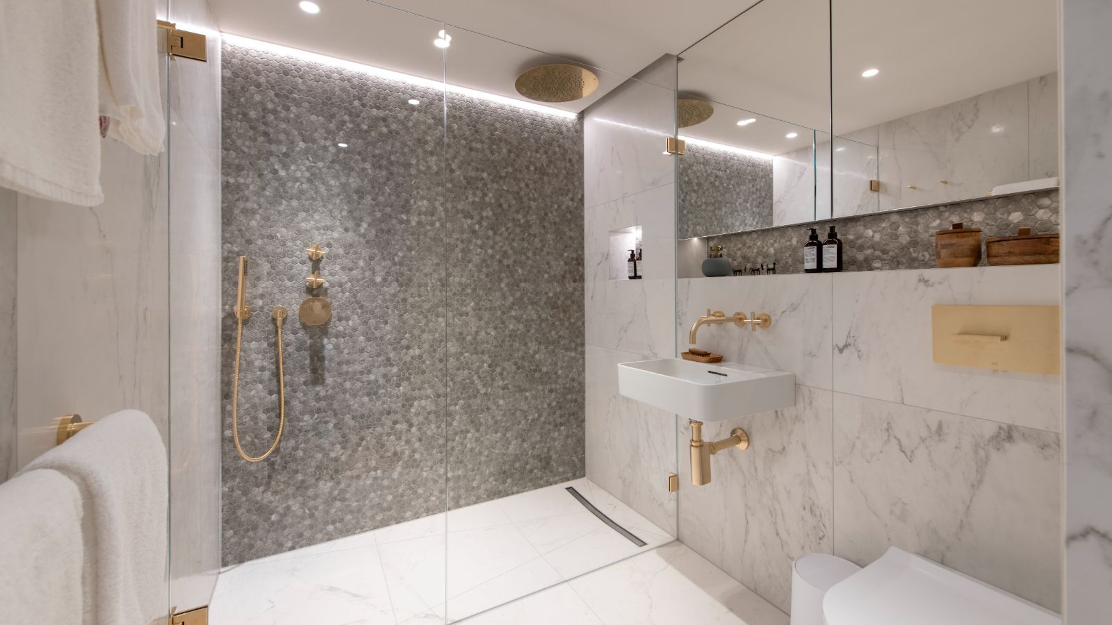 Luxury-Ski-Apartment-Lech-Brunnenhof-Oxford-Ski-Bathroom.jpg